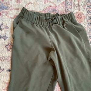 Lululemon “On the fly” joggers - woven, olive, size 4